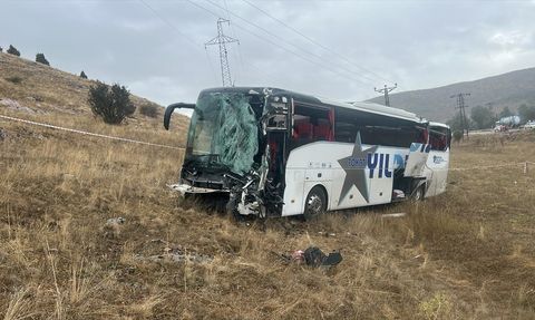 Sivas'ta Yolcu Otobüsü ile Tır Çarpıştı