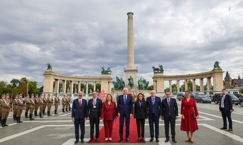 TBMM Başkanı Numan Kurtulmuş, Budapeşte'de Meçhul Asker Anıtı'na Çelenk Bıraktı