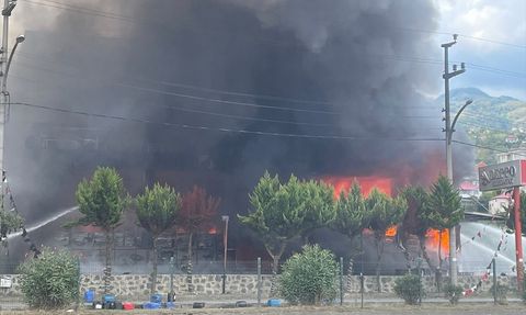 Trabzon'da Yangın Alarmı: Alışveriş Merkezi Tehlikede