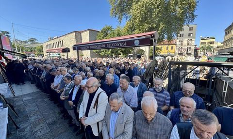 Trabzon'un Eski Belediye Başkanı Hasan Melek Son Yolculuğuna Uğurlandı