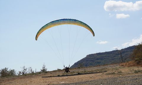 Uçmakdere: Yamaç Paraşütü ile Adrenalin Dolu Hafta Sonları
