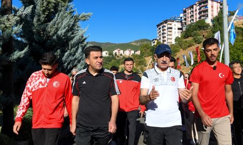 Ulaştırma Bakanı Uraloğlu, Tunceli'deki Mameki Parkı'nda Gençlerle Yürüdü