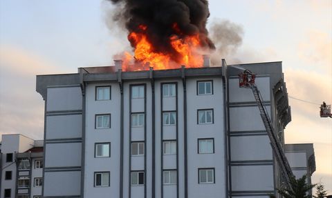Ünye'de 8 Katlı Binada Çatı Yangını