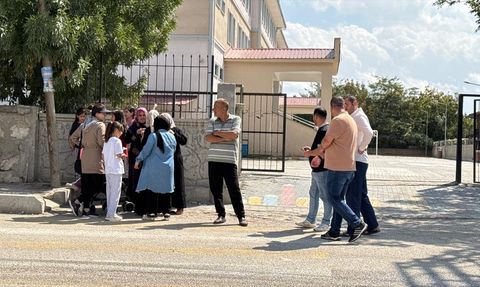 Van'da Okulda Bıçaklı Saldırı: İki Öğretmen Yaralandı