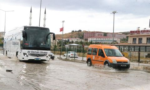 Yozgat'ta Sağanak Yağmur Etkisini Gösterdi