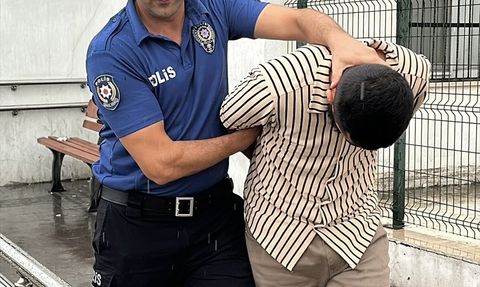 Adana'da Çakarlı Araçla Kendini Polis Hissiyle Tanıtan Zanlı Tutuklandı