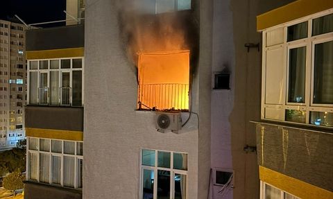 Adana'da Dairede Yangın: İtfaiye Zamanında Müdahale Etti