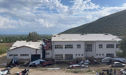 Adana'da Fırtına Sonrası Okul Çatısı Uçtu