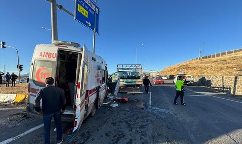 Ağrı'da Ambulans ve Kamyonet Çarpıştı: 7 Yaralı