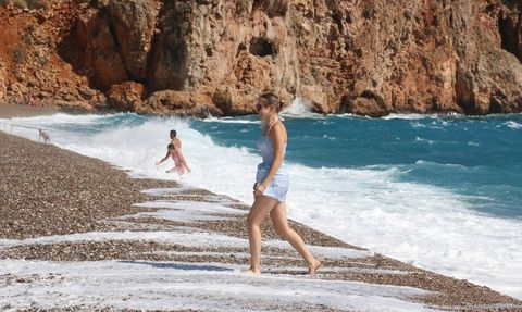 Antalya'da Yüzmeye Devam Eden Yabancı Turistler