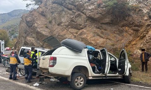 Artvin'de Üç Araçlı Trafik Kazası: 4 Yaralı