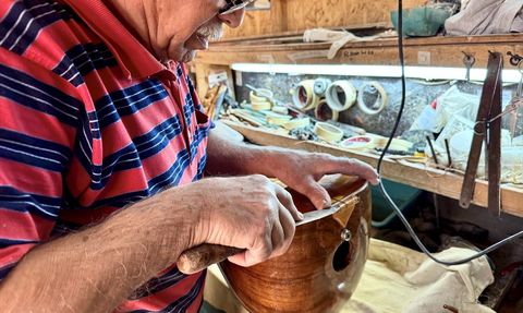 Bağlama Ustası Ramazan Karataş: Gönlünü Bağlamaya Verdi