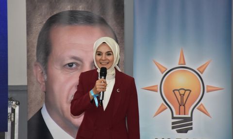 Bakan Göktaş, Kadın Kolları Toplantısında Aile Desteklerini Açıkladı