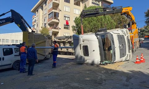 Beşiktaş'ta İnşaat Alanında Kamyon Devrildi: Sürücü Yaralandı