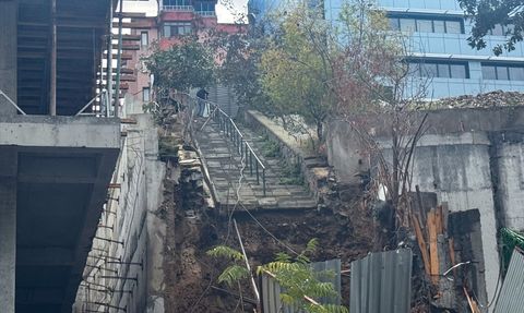 Beşiktaş'ta İnşaat Duvarı Yıkıldı