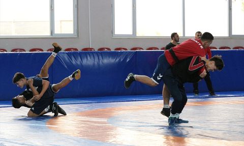 Bolu'daki Genç Grekoromen Güreşçiler, Balkan Şampiyonası'na Hazırlanıyor