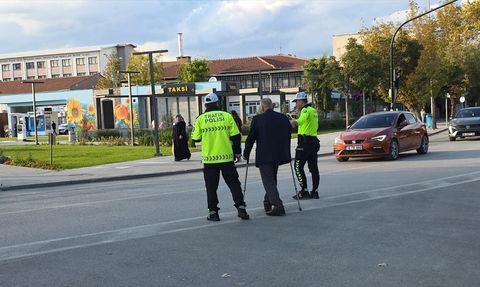 Bursa'da Trafik Polisi Yaşlıya Yardım Eli Uzattı