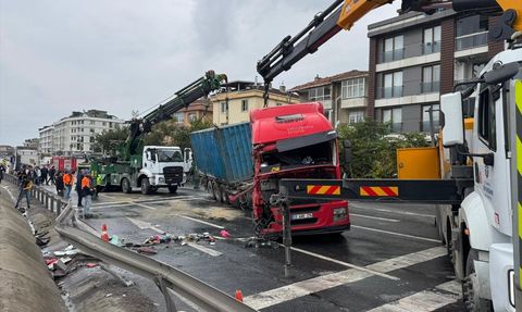 Büyükçekmece'de Devrilen Tır Trafiği Etkiledi