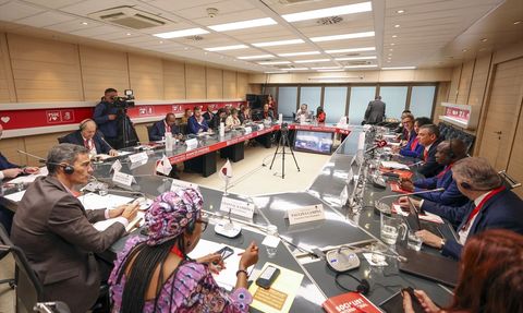 CHP Genel Başkanı Özgür Özel'den Sosyalist Enternasyonal Toplantısında Barış Çağrısı