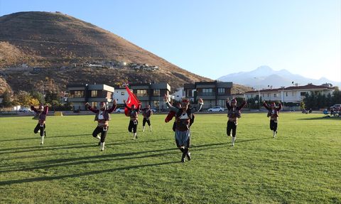 Cumhuriyet Bayramı'nda Efe Kıyafetleriyle Yamaç Paraşütü