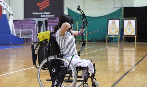 Depremden Sonra Hedefi Türkiye Şampiyonluğu Olan Para Okçu Feyza Nur Yakar
