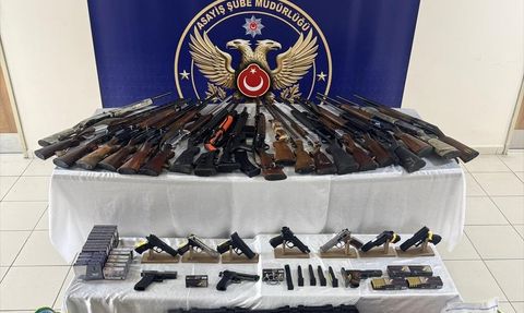 Düzce'de Silah Teşhiri Yapan 4 Kişi Gözaltına Alındı