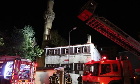 Erzurum'daki Tarihi Cami yangını Kontrol Altına Alındı