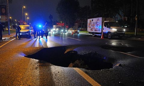 Fatih'te Sağanak Bağlamında Yol Çökmesi Olayı