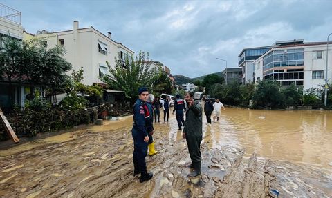Foça'da Şiddetli Yağış Hayatı Olumsuz Etkiledi
