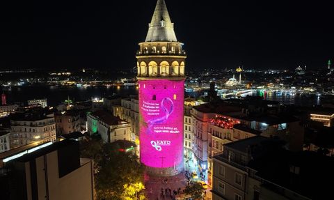 Galata Kulesi, Meme Kanserine Dikkat Çekmek İçin Pembe Işıkla Aydınlatıldı