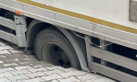 Güngören'de Çöken Yol Olayında Kamyon Kurtarıldı