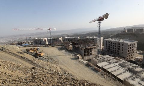 Hatay'da Afet Konutları ve Ticaret Merkezleri İnşaatı Devam Ediyor