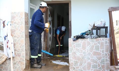 Hatay'da Sağanak Sonrası Temizlik Çalışmaları Devam Ediyor