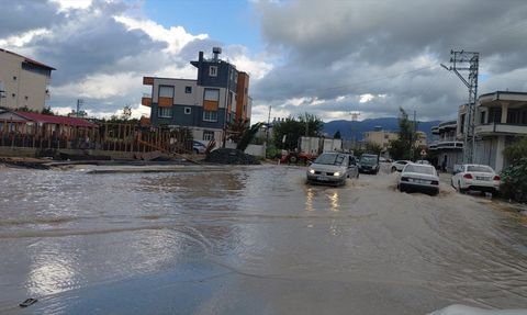 Hatay'da Sağanak Yağış ve Şiddetli Rüzgar