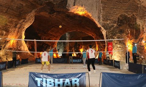 Iğdır'da Yer Altında Voleybol Turnuvası Heyecanı