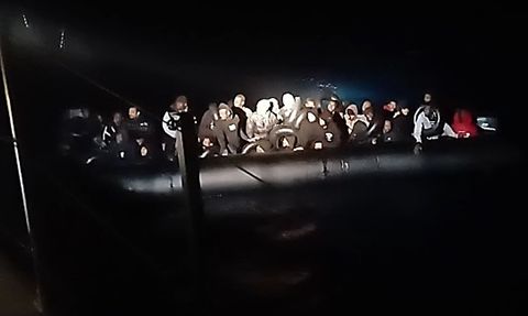 İzmir Açıklarında Düzensiz Göçmen Kurtarıldı ve Yakalandı