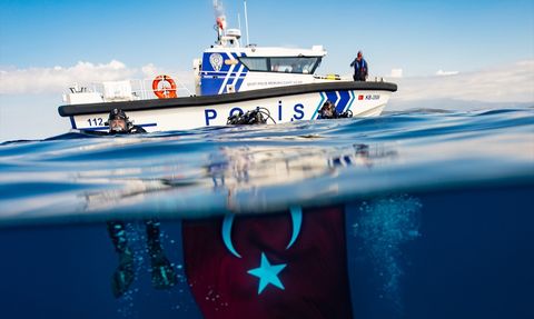 İzmir'de Deniz Polisleri 29 Ekim'i Su Altında Kutladı