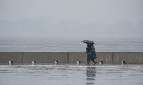 İzmir'de Sağanak Yağış Hayatı Olumsuz Etkiledi