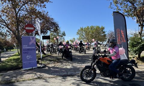 Kadıköy'de Meme Kanseri İçin Farkındalık Turu Düzenlendi