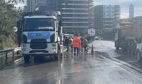 Kağıthane'de Sağanak Yağış Yol Açtı