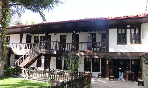 Kaligrafi ile Kültürel Mirası Yaşatan Emekli Öğretmen