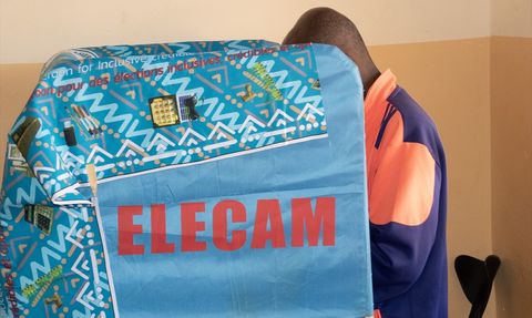 Kamerun'da Cumhurbaşkanlığı Seçimi Başladı