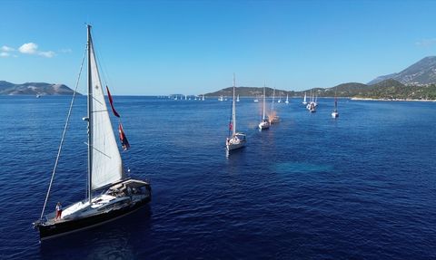 Kaş'ta 29 Ekim Coşkusu: Paraşütçüler Türk Bayraklarıyla Gökyüzüne Süzüldü
