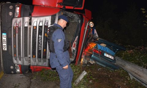 Kastamonu'da Tır ve Otomobil Çarpıştı: 2 Yaralı
