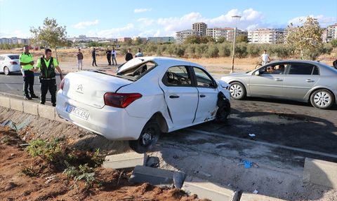 Kilis'te Otomobil Devrildi: İki Yaralı