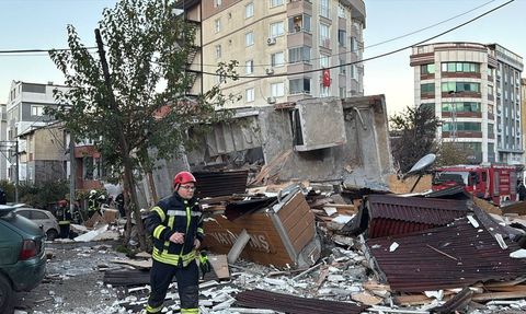 Kocaeli'de 6 Katlı Bina Çöktü