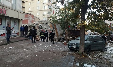 Kocaeli'de 6 Katlı Bina Çöktü, Arama Kurtarma Çalışmaları Devam Ediyor