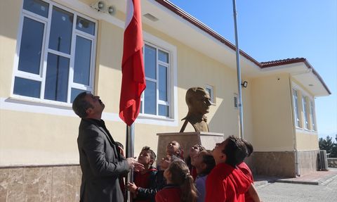 Köy Okulunda Vatan ve Bayrak Sevgisi