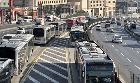 Küçükçekmece'de Metrobüs Kazası: 1 Yaralı