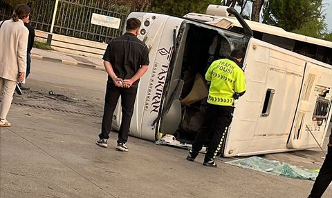 Manisa'da İşçi Servisiyle Hafif Ticari Araç Çarpıştı